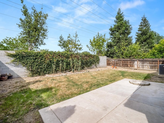 1026 E Carnoustie Ave, Fresno, CA 93730 - view of yard featuring a fenced backyard and a patio area