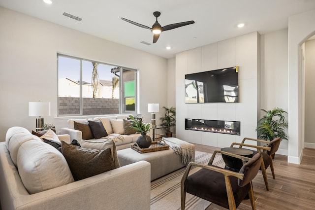 11182 N Via Ravenna Dr, Fresno, CA 93730 - living room featuring a ceiling fan, wood finished floors, visible vents, and recessed lighting