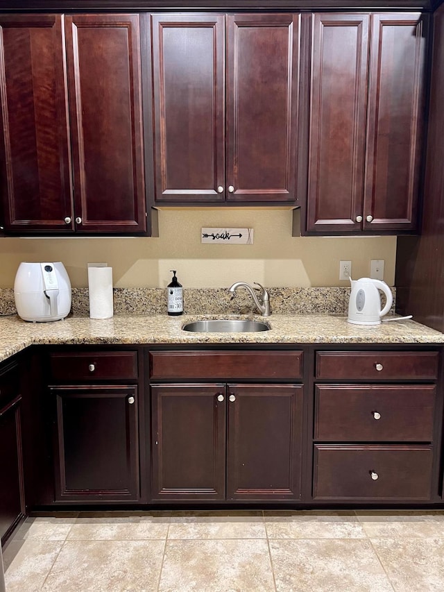 laundry room featuring a sink and light tile patterned floors