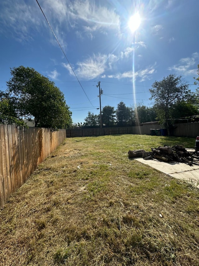 view of yard featuring a fenced backyard