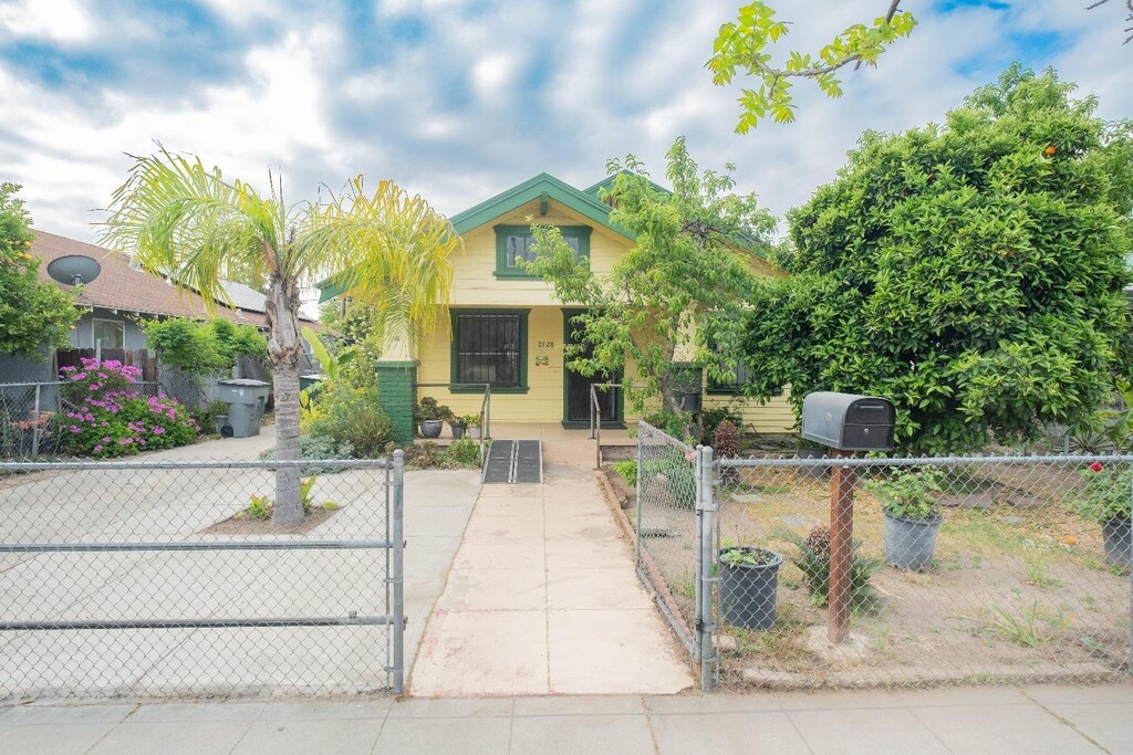 2728 E Madison Ave, Fresno, CA 93701 - view of front of house featuring a gate and a fenced front yard