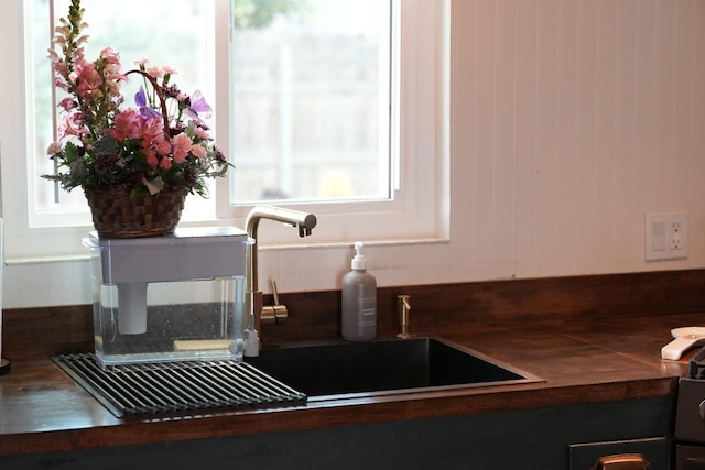 1016 N White St, Hanford, CA 93230 - room details featuring a sink
