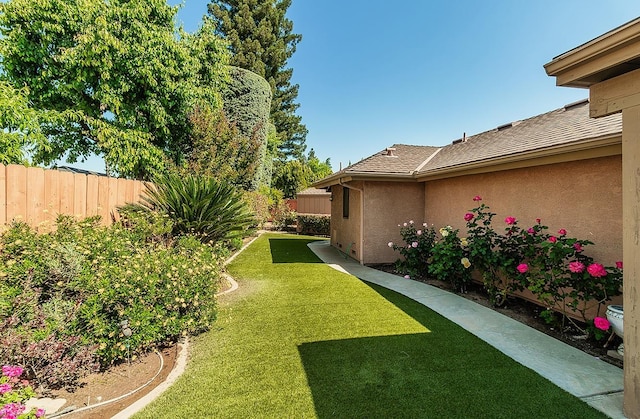 7355 N Pacific Ave, Fresno, CA 93711 - view of yard featuring fence
