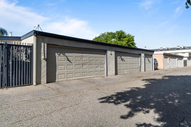4311 N Emerson Ave, Fresno, CA 93705 - view of garage
