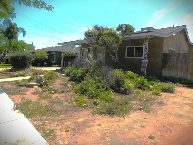 view of front facade with fence