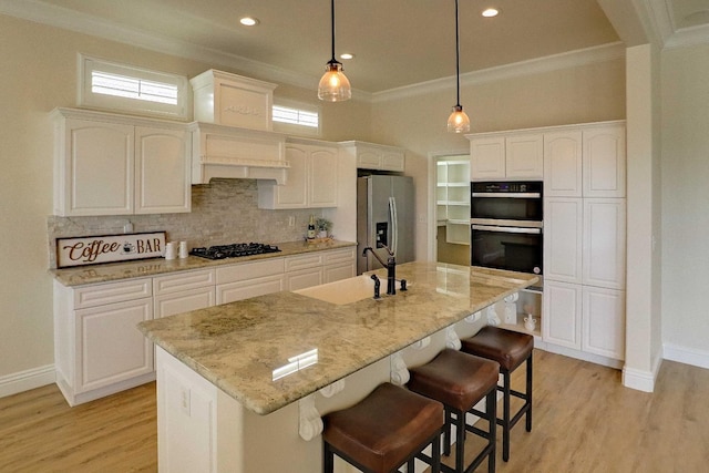 kitchen featuring crown molding, a sink, stainless steel appliances, and baseboards