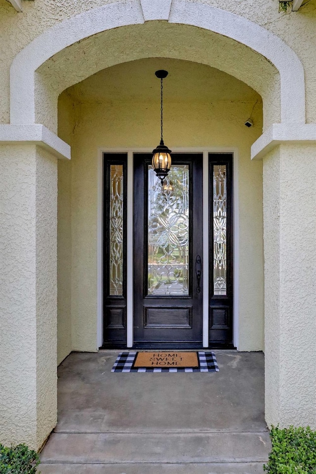 view of exterior entry with stucco siding