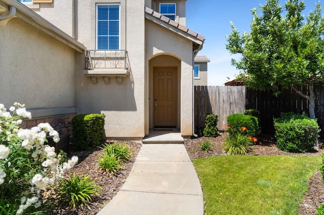 view of exterior entry featuring stucco siding