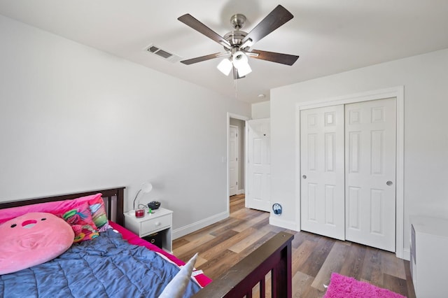 6675 E Montecito Ave, Fresno, CA 93727 - bedroom with baseboards, visible vents, wood finished floors, a closet, and ceiling fan