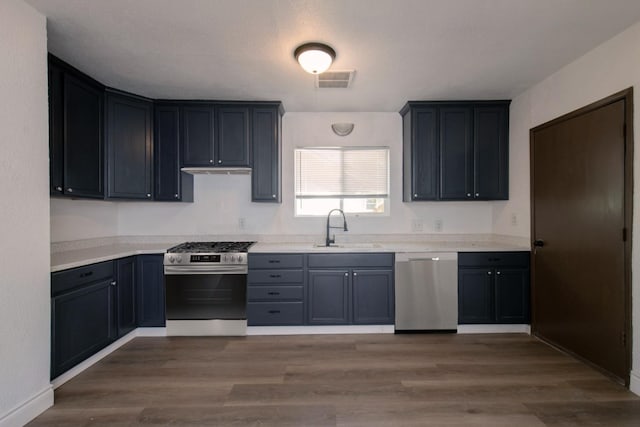 935 E Fedora Ave, Fresno, CA 93704 - kitchen featuring appliances with stainless steel finishes, a sink, wood finished floors, and light countertops