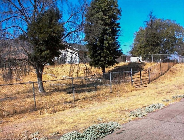7081 Live Oak, Wonder Valley, CA 93657 - exterior space featuring a rural view
