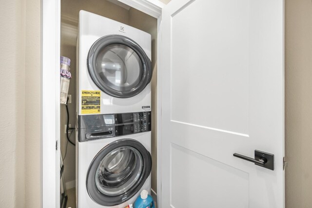 4103 Ash Rd, Madera, CA 93636 - laundry room featuring stacked washer / drying machine and laundry area