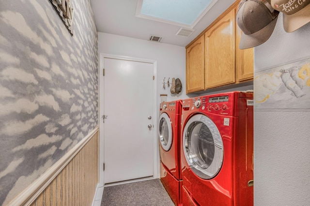 washroom featuring visible vents, cabinet space, carpet, and washing machine and dryer