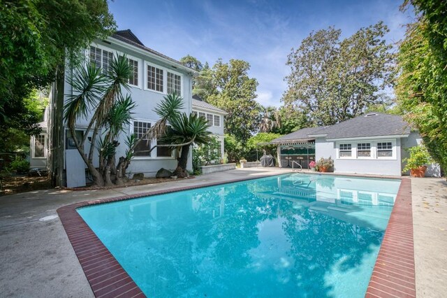 605 E Home Ave, Fresno, CA 93728 - outdoor pool with a patio area