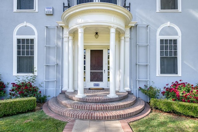 605 E Home Ave, Fresno, CA 93728 - entrance to property featuring stucco siding