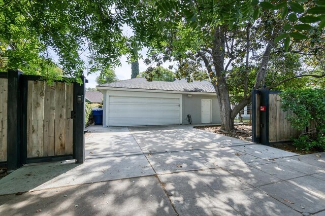 605 E Home Ave, Fresno, CA 93728 - garage with fence and concrete driveway