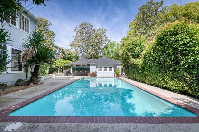 605 E Home Ave, Fresno, CA 93728 - outdoor pool with a patio