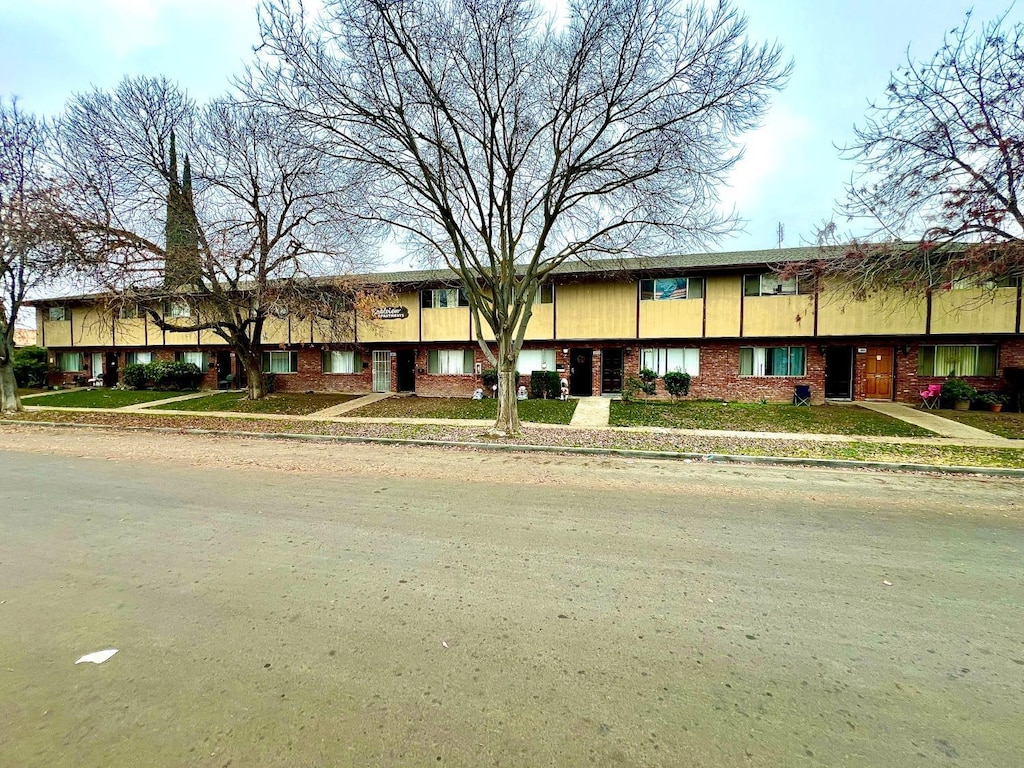 4885 E Vassar Ave, Fresno, CA 93703 - view of property with brick siding