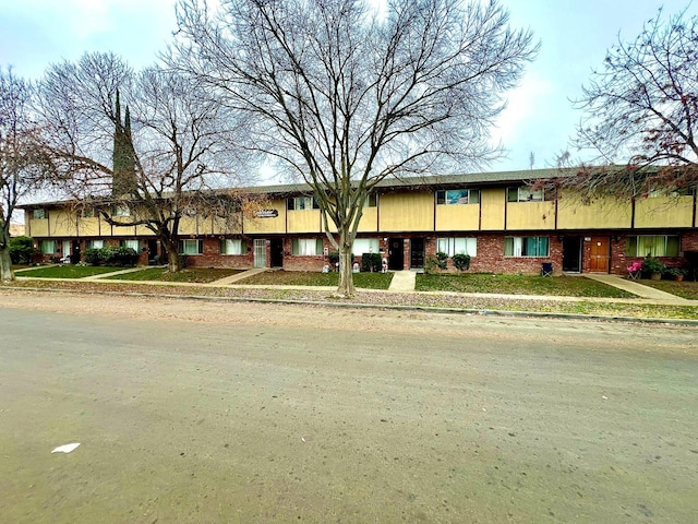 4885 E Vassar Ave, Fresno, CA 93703 - view of property with brick siding