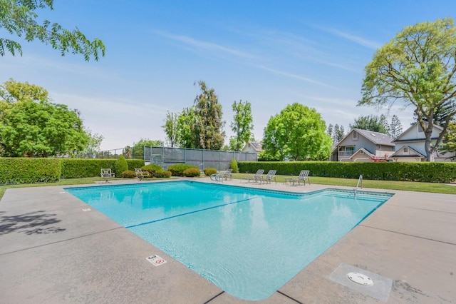 2727 W Bluff Ave Unit 136, Fresno, CA 93711 - community pool with fence and a patio area