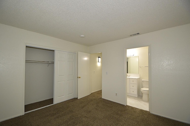 4765 N Cedar Ave Unit 105, Fresno, CA 93726 - unfurnished bedroom featuring carpet floors, a closet, connected bathroom, and a textured ceiling