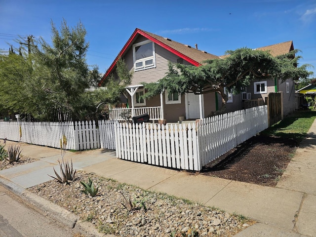 125 N Lincoln, Coalinga, CA 93210 - bungalow-style home featuring covered porch and a fenced front yard