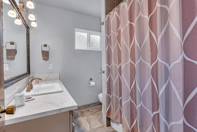 bathroom with curtained shower, toilet, and vanity