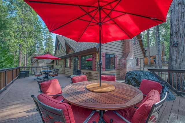 deck featuring outdoor dining space