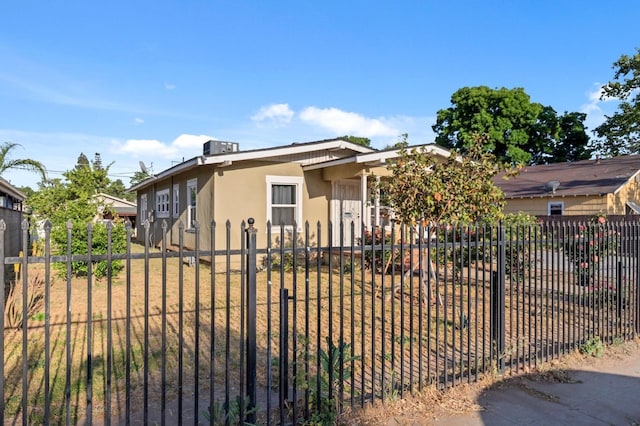 555 S Sierra Vista Ave, Fresno, CA 93702 - bungalow with stucco siding and a fenced front yard