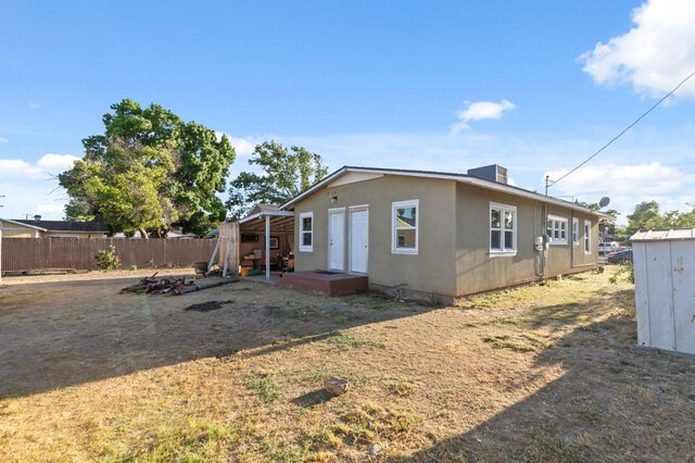 555 S Sierra Vista Ave, Fresno, CA 93702 - back of property with fence and stucco siding