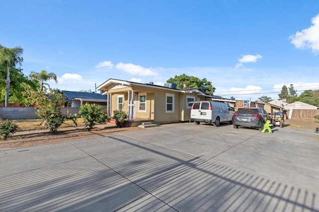 555 S Sierra Vista Ave, Fresno, CA 93702 - view of front facade with fence, stucco siding, and driveway