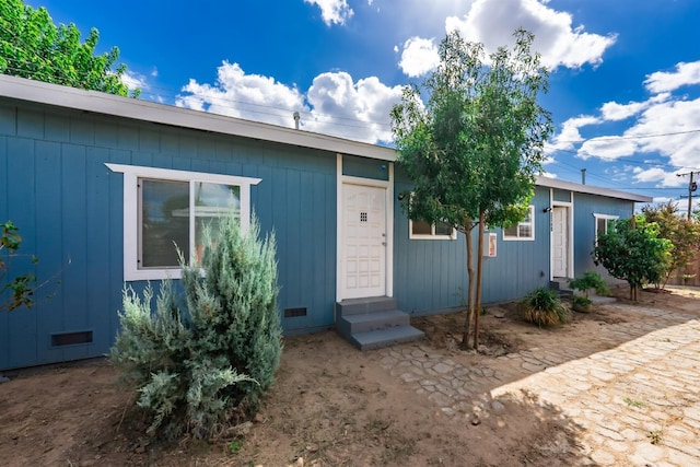 3336 N Lafayette Ave, Fresno, CA 93705 - exterior space with entry steps and crawl space