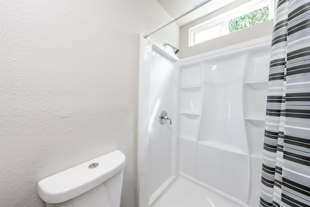 3336 N Lafayette Ave, Fresno, CA 93705 - full bath with curtained shower, toilet, and a textured wall