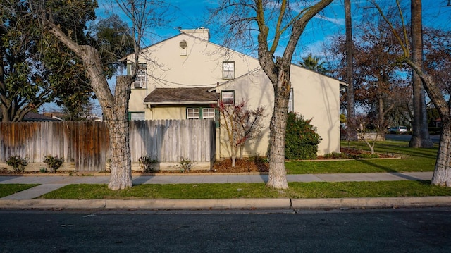 523 W Yosemite, Madera, CA 93637 - view of front of property featuring fence and stucco siding