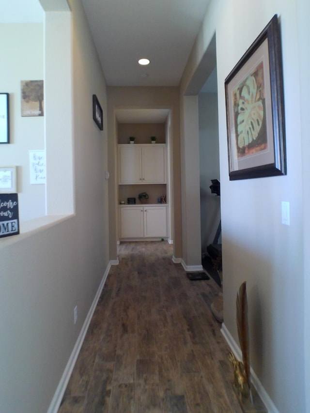 14335 Spyglass Cir, Chowchilla, CA 93610 - hallway with dark wood-style floors, baseboards, and recessed lighting