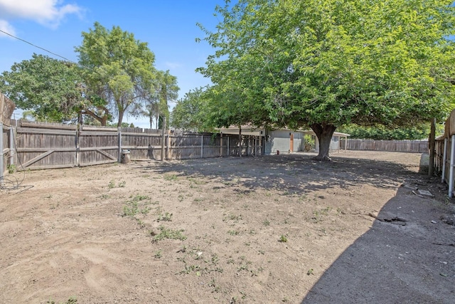 465 W Woods Ave, Tipton, CA 93272 - view of yard featuring a fenced backyard
