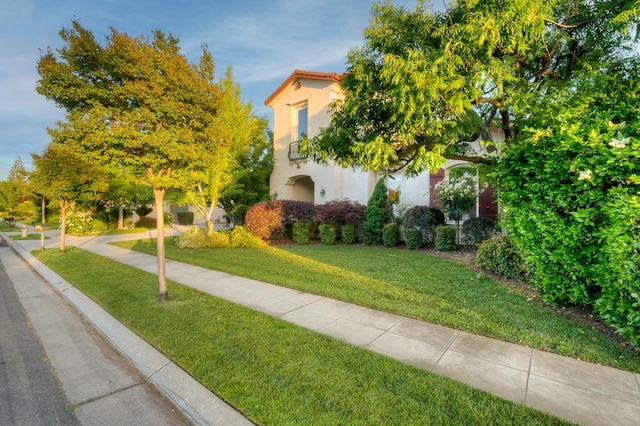 172 Omaha Ave, Clovis, CA 93619 - view of front facade featuring a balcony, stucco siding, and a front lawn