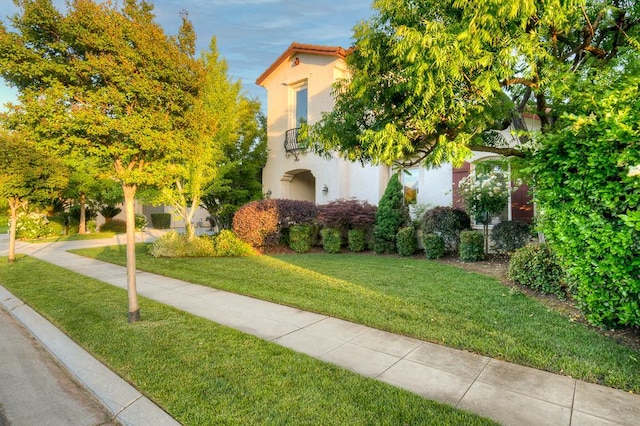 172 Omaha Ave, Clovis, CA 93619 - surrounding community with a lawn