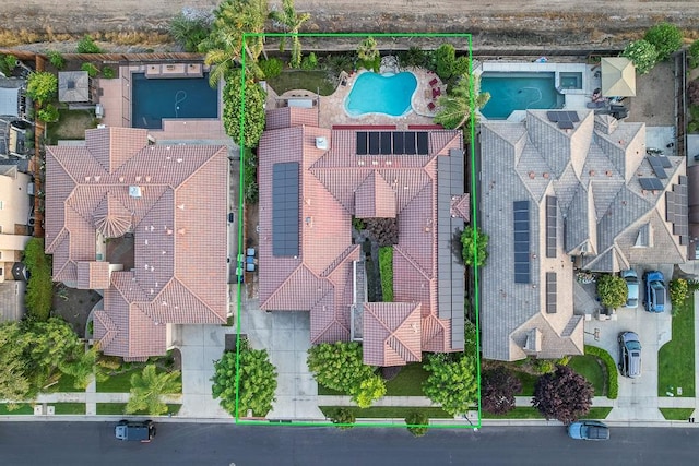 172 Omaha Ave, Clovis, CA 93619 - aerial overview of property's location featuring a pool and property boundaries highlighted