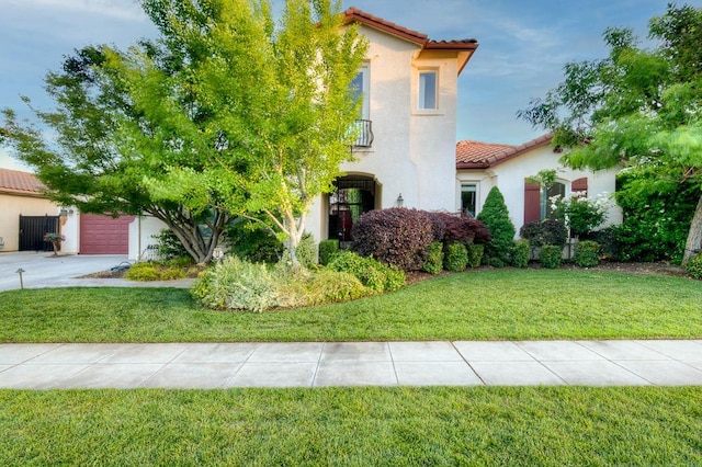 172 Omaha Ave, Clovis, CA 93619 - view of front facade featuring a tile roof, stucco siding, a front yard, and a garage