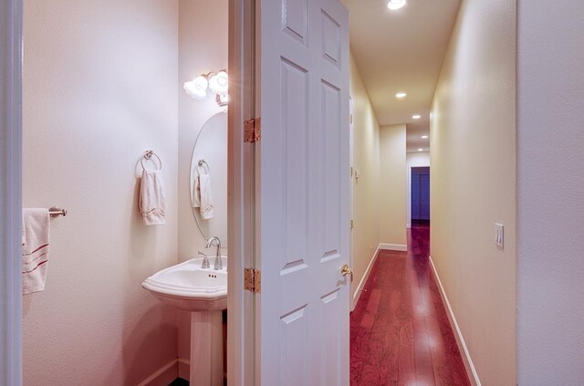 172 Omaha Ave, Clovis, CA 93619 - bathroom featuring wood finished floors, recessed lighting, and baseboards