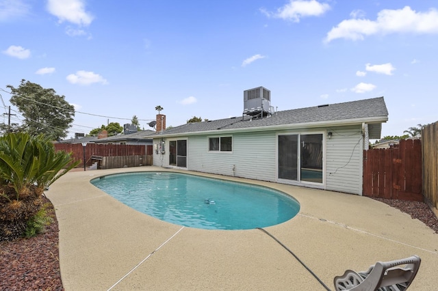 4462 N Manila Ave, Fresno, CA 93727 - view of swimming pool featuring a patio area and a fenced backyard