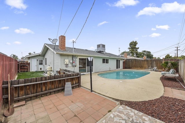 4462 N Manila Ave, Fresno, CA 93727 - view of swimming pool featuring a patio and a fenced backyard