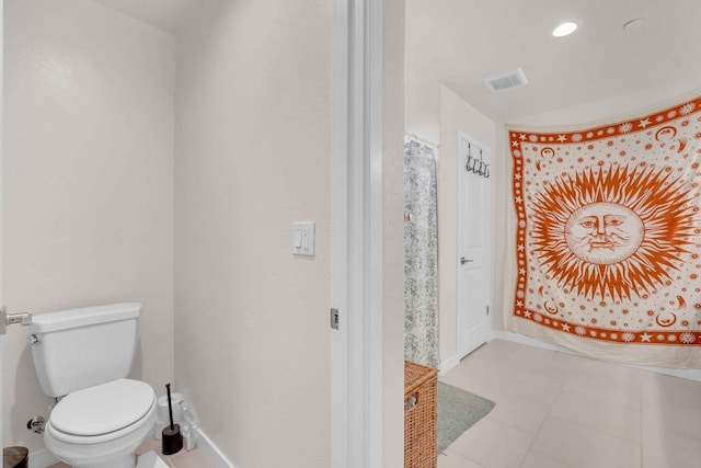 bathroom featuring toilet, baseboards, visible vents, and recessed lighting