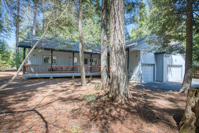 view of front of property featuring a garage and aphalt driveway