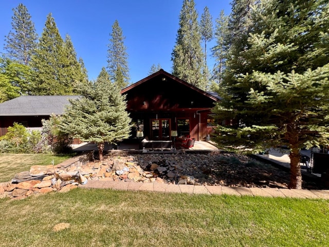view of front of home featuring a patio area and a front lawn