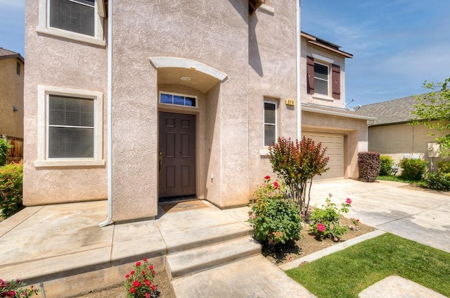 619 W Casanova Ln, Clovis, CA 93619 - entrance to property featuring stucco siding, an attached garage, and concrete driveway