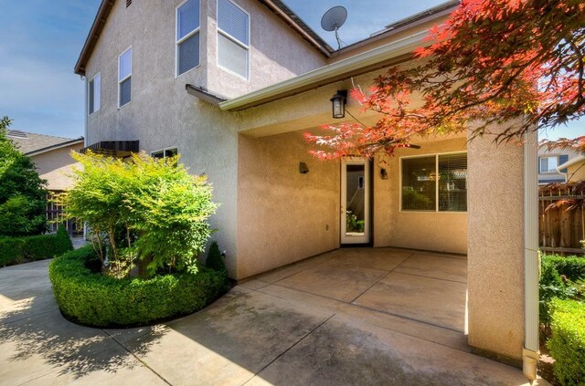 619 W Casanova Ln, Clovis, CA 93619 - property entrance with stucco siding, a patio, and fence
