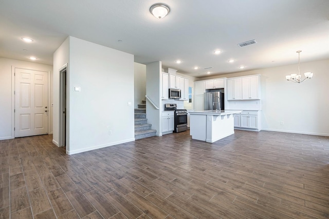 6260 E Malbec Dr, Fresno, CA 93727 - kitchen featuring stainless steel appliances, open floor plan, visible vents, and a notable chandelier