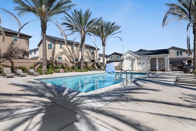 6260 E Malbec Dr, Fresno, CA 93727 - community pool with a patio area, fence, and a residential view